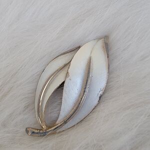 Vintage Sarah Coventry White Enamel & Gold Tone Metal Leaf Brooch Lapel Pin